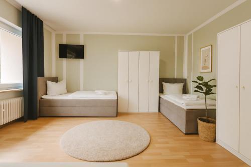ein Schlafzimmer mit zwei Betten und einem Teppich in der Unterkunft SUNNYHOME Monteurwohnungen und Apartments in Weiden in Weiden