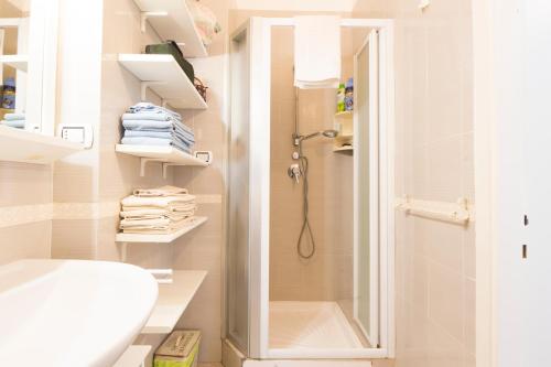 a bathroom with a shower and a sink at Facing the sea between Cinque Terre and Portofino in Deiva Marina