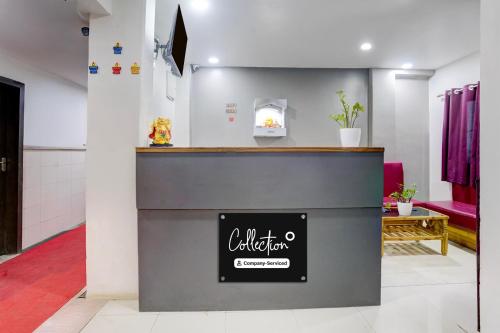 een ontvangstruimte van een salon met een balie bij Super Collection O Paithan Gate Formerly Rajlaxmi Executive in Aurangabad