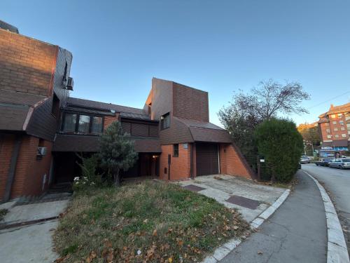 Afbeelding uit fotogalerij van VišnjicaHOUSE - Belgrade in Rospi Ćuprija