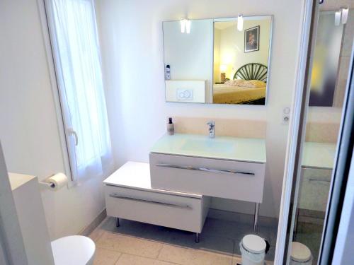 Ένα μπάνιο στο Luxueux appartement près du port