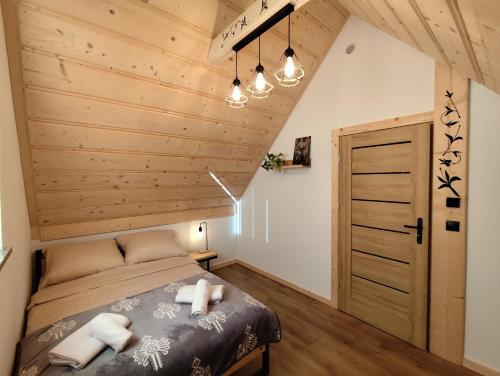 Postel nebo postele na pokoji v ubytování Domki KarpieLove - Twoje miejsce w sercu Podhala