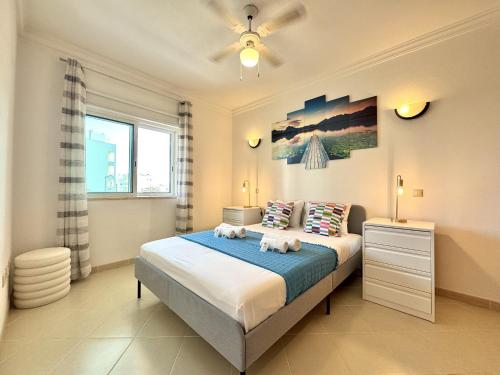 Postel nebo postele na pokoji v ubytování Armacao de Pera Central 2 by Homing