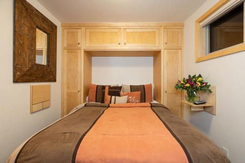 Ένα ή περισσότερα κρεβάτια σε δωμάτιο στο RMR: La Choumine 6 Condo in Teton Village