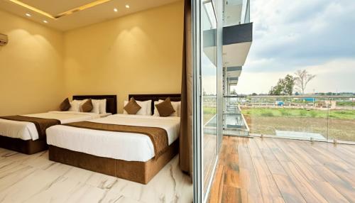 Postel nebo postele na pokoji v ubytování The Grand Omkara Hotel & Resorts