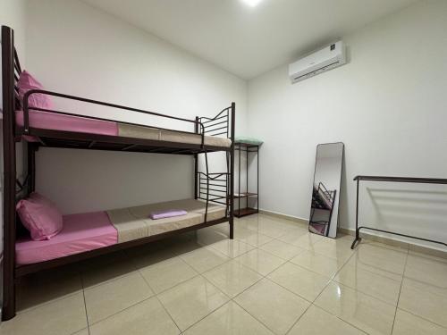 Voodi või voodid majutusasutuse Sour'd Staycation Near Teluk Senangin Beach toas