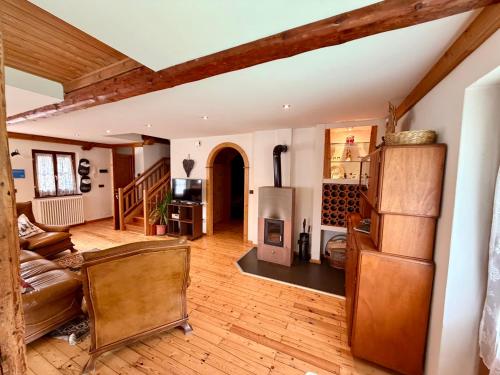 een woonkamer met een bank en een tafel bij AGRITURISMO FARE BIO in Tarvisio