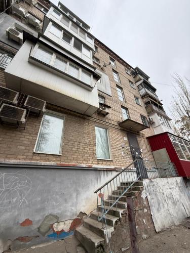 ein großes Backsteingebäude mit einer Treppe davor in der Unterkunft 31 m City Center Apartment for 3 Near Central Market 1К у центрі, 31 м , біля Центрального ринку in Mykolajiw