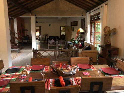 科伦坡Highbury Colombo的用餐室配有红色餐巾桌