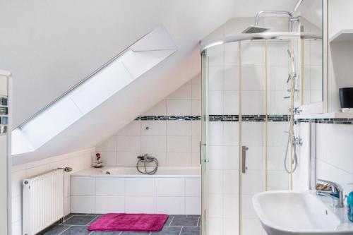a bathroom with a shower and a sink at Fewo Wilhelmshaven Langewerth in Roffhausen