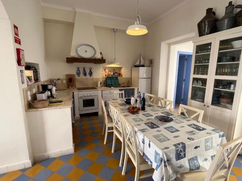 eine Küche mit einem Tisch und Stühlen in einer Küche in der Unterkunft Casa da Praia in Albufeira