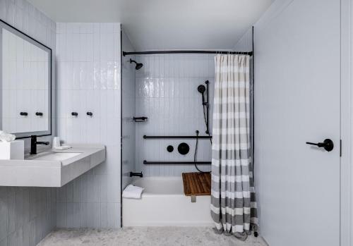 ein weißes Badezimmer mit Dusche und Waschbecken in der Unterkunft Red Jacket Beach Resort in South Yarmouth