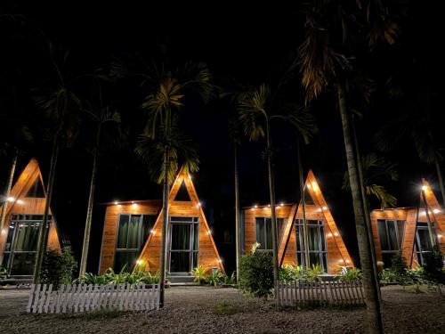 een huis met palmbomen voor de deur bij Raghavs Retreat Chikmaglur in Chikmagalūr