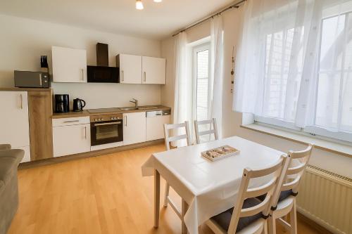 Köök või kööginurk majutusasutuses Ferienwohnung DEICHBLICK 200m zum Strand Zingst Darß