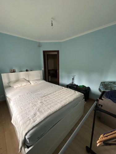 een slaapkamer met een bed en een koffer erin bij Casinha de chocolate in Outeiro