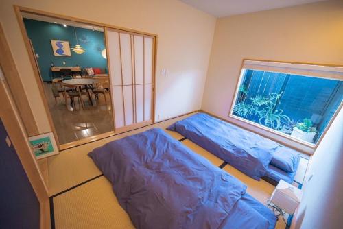 ein kleines Zimmer mit zwei Betten und einem Fenster in der Unterkunft Ittokasi Ao no Ie - Vacation STAY 44156v in Fuefuki