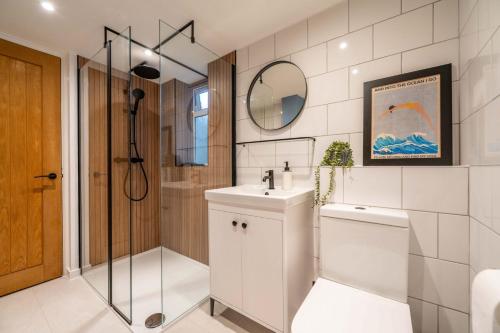un bagno con lavandino, WC e doccia di Coastal Corner a Woolacombe