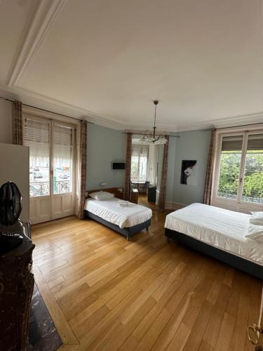 日内瓦城堡酒店的大型客房 - 带两张床和木地板