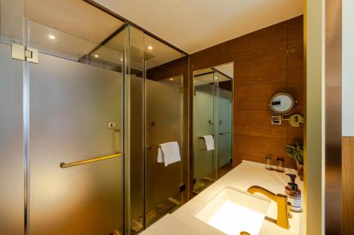 Ένα μπάνιο στο James Joyce Coffetel Beijing Yizhuang Development Zone Yicheng Times Square