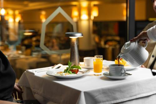 フンシャルにあるカスタネイロ ブティック ホテルの茶鍋と食器一皿