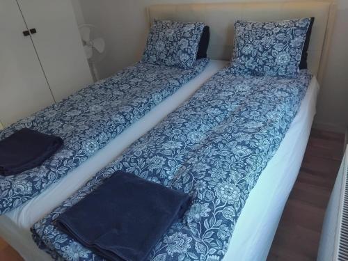 twee bedden naast elkaar in een kamer bij Serene 1 bedroom apartment Oslo in Oslo