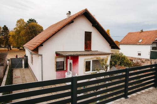 Το κτήριο όπου στεγάζεται  η παραθεριστική κατοικία