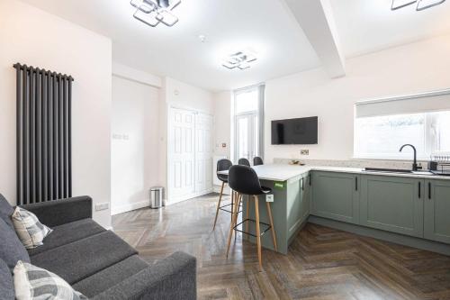 Μια τηλεόραση ή/και κέντρο ψυχαγωγίας στο The Groves Room 2 First Floor