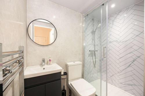 Ένα μπάνιο στο The Groves Room 2 First Floor