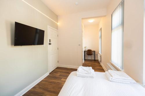 Postel nebo postele na pokoji v ubytování The Groves Room 4 First Floor