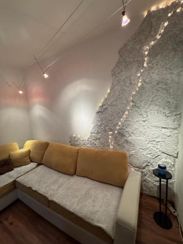 バチュカ・パランカにあるStan na dan 4youの石壁の部屋のソファ