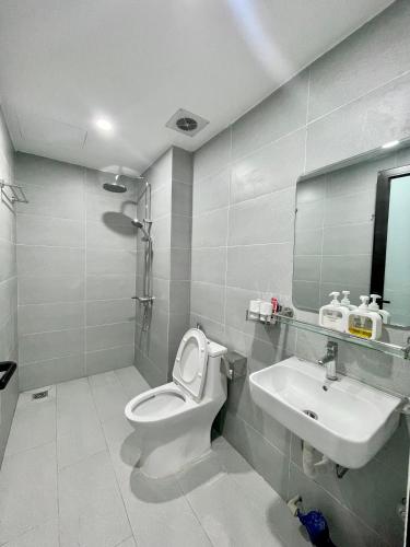 a bathroom with a toilet and a sink at Hotel Diamond in Hanoi