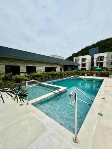 a large swimming pool in front of a building at Praia e Sol em Caiobá! in Matinhos