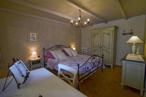 Ένα ή περισσότερα κρεβάτια σε δωμάτιο στο L'arbousier