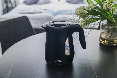 東京にあるERIKO HOTEL Azabujubanの黒い電気ポット