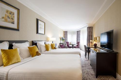 Postel nebo postele na pokoji v ubytování Warwick Champs-Elysées Paris