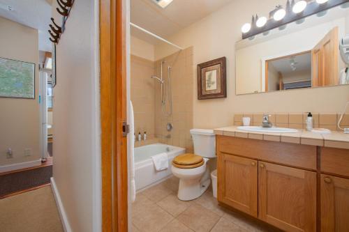 Vannituba majutusasutuses RMR: Lupine 1911 Condo in The AspensWilsonWY