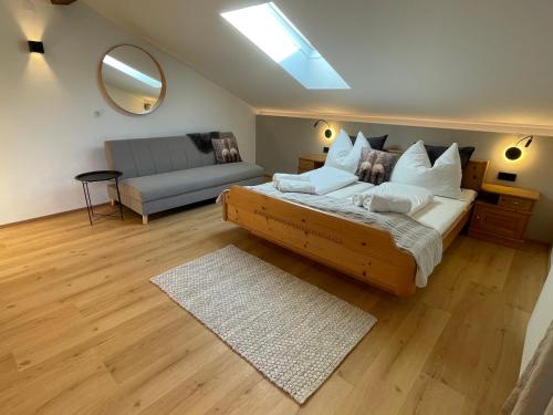 Mils bei HallにあるQuartier 27のベッドルーム(ベッド1台、ソファ、鏡付)