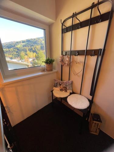 Mils bei HallにあるQuartier 27の棚と窓のある部屋