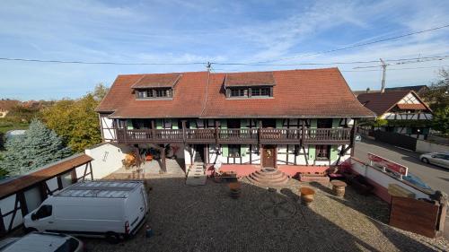 een huis met een busje ervoor geparkeerd bij Les Perles du Ried - Gîte 201 in Boofzheim