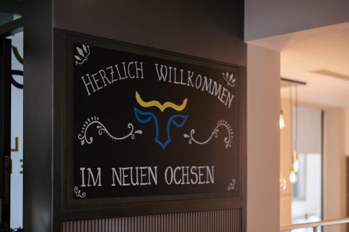 un cartello sul muro di un ristorante di Hotel Ochsen - Self Check-in a Uster