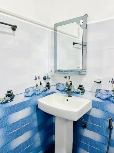 a bathroom with a sink and a mirror at New Arch Heaven Ella in Ella