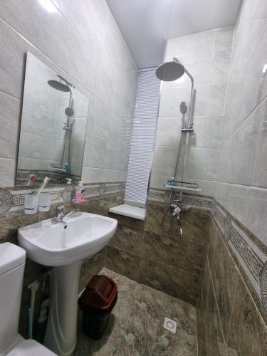 Ένα μπάνιο στο UMMU ROHAT guest house