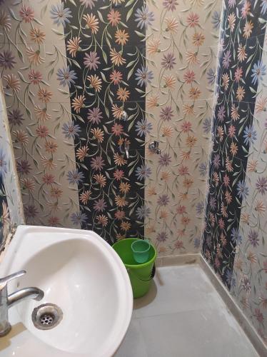 Ένα μπάνιο στο Rathore Inn