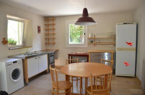 Køkken eller tekøkken på Provençal Farmhouse With Shared Pool In The Drôme