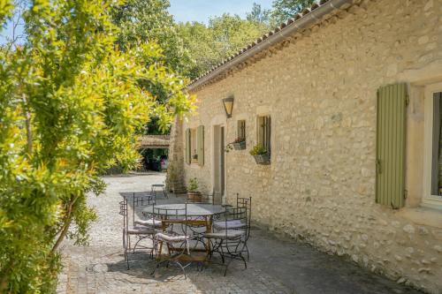 En have udenfor Provençal Farmhouse With Shared Pool In The Drôme