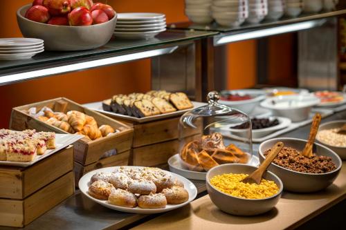 un buffet lleno de diferentes tipos de repostería en Clarion Congress Hotel Ostrava, en Ostrava