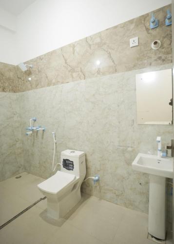 um banheiro com vaso sanitário e pia em Hare Krishna Homestay em Agra