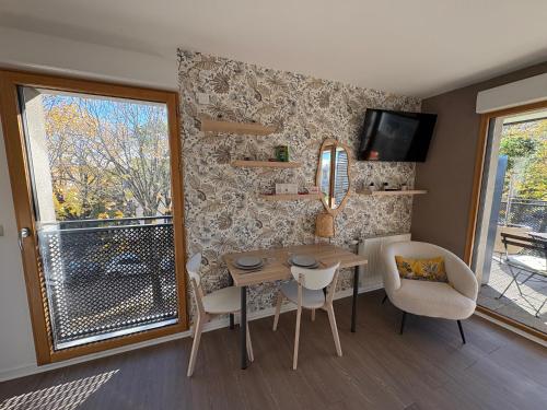 Μια τηλεόραση ή/και κέντρο ψυχαγωγίας στο Appartement cosy avec grand balcon à Bron