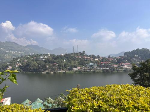 una vista de un cuerpo de agua con una ciudad en RaahgirStays The Lake Nest, en Bhimtal