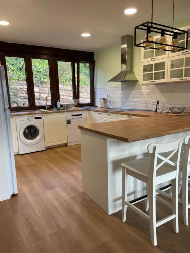 a kitchen with a counter and a dishwasher at Villa Pastora in Garganta de los Montes